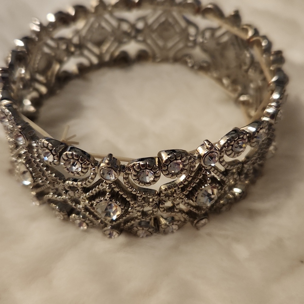 Elegant Silver-Tone White Glass Rhinestone Crystal Filigree Stretch Bracelet